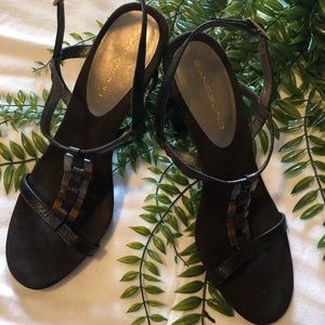 Heeled sandals with tortoise shell accents